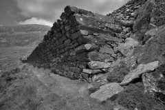 Spoil heap retaining wall